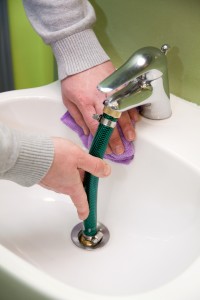 Déboucher un lavabo sans produit chimique