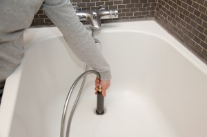 Déboucher une baignoire sans produit chimique